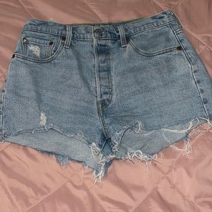 Light wash denim Levi’s 501 shorts